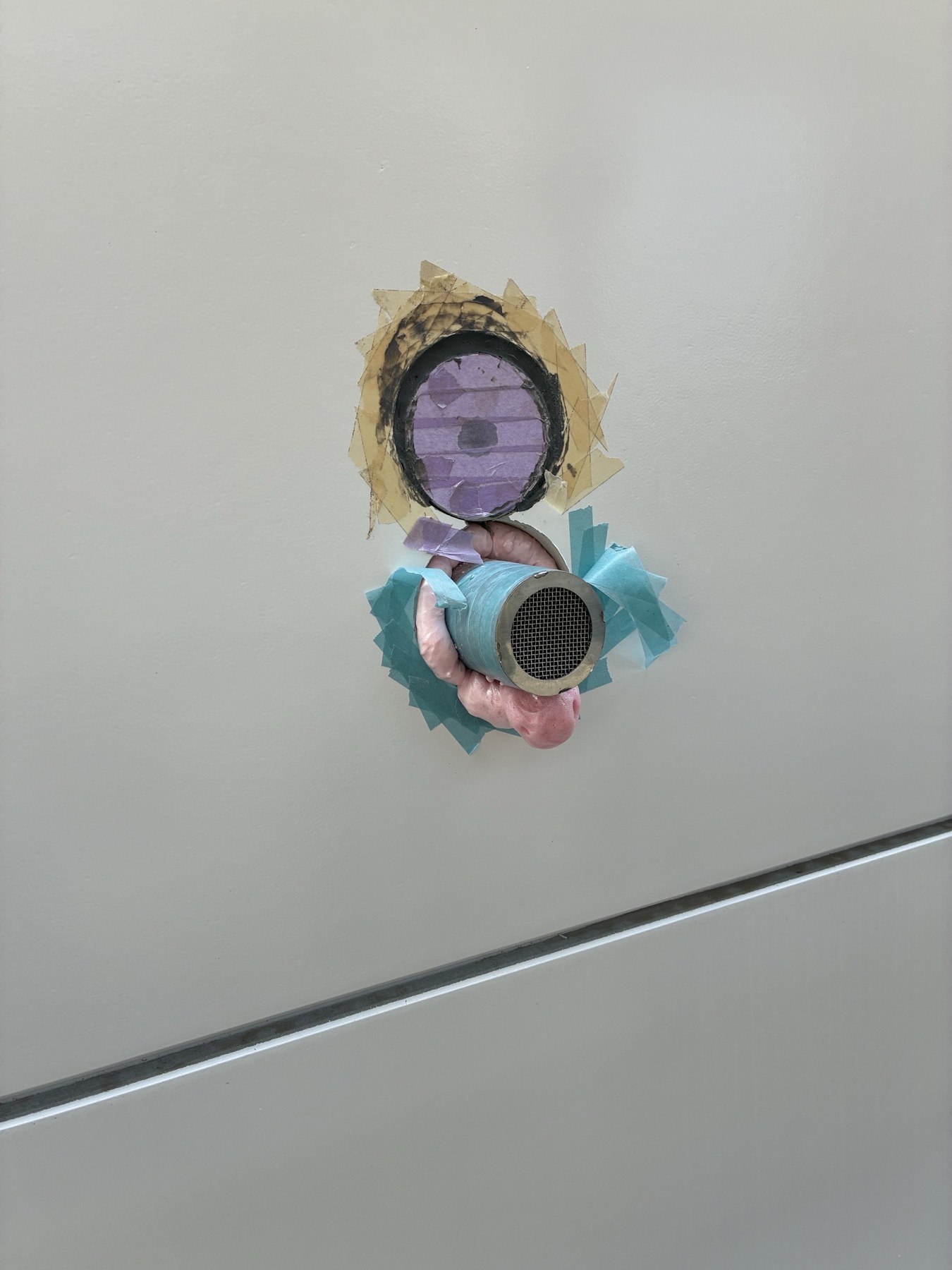 換気口穴補修 施工前